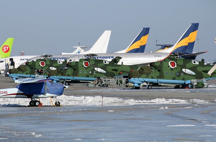 Hiện nay, Myanmar có 10 chiếc Mi-35 trong trang bị không quân. Tương lai, số lượng này có thể còn tăng thêm. Trong ảnh là những chiếc Mi-35 của Myanmar tại sân bay Nga đang chờ chuyển giao.
